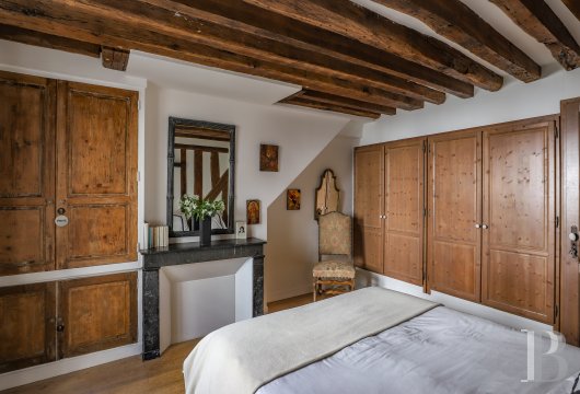A courtyard apartment with wooden beams and stone walls in the Odéon district - photo  n°11