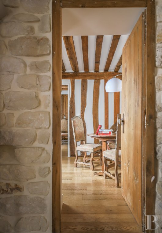 A courtyard apartment with wooden beams and stone walls in the Odéon district - photo  n°6