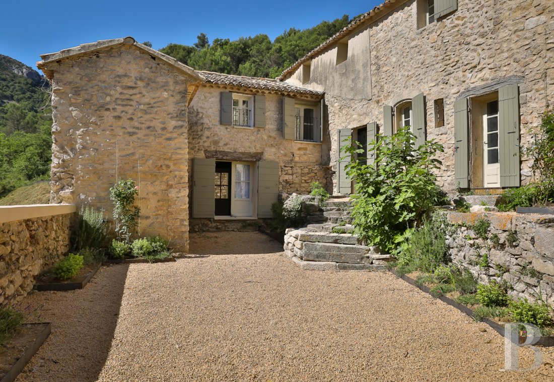 A renovated hamlet with an abundance of nature and a view of Mont Ventoux, to the south of Vaison-la-Romaine - photo  n°2