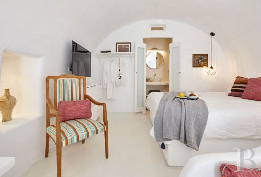 An immaculate troglodyte villa in the southwest of Santorini - photo  n°13