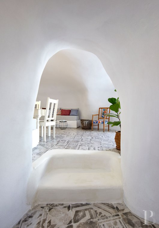 An immaculate troglodyte villa in the southwest of Santorini - photo  n°6