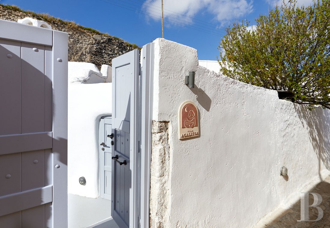 An immaculate troglodyte villa in the southwest of Santorini - photo  n°4