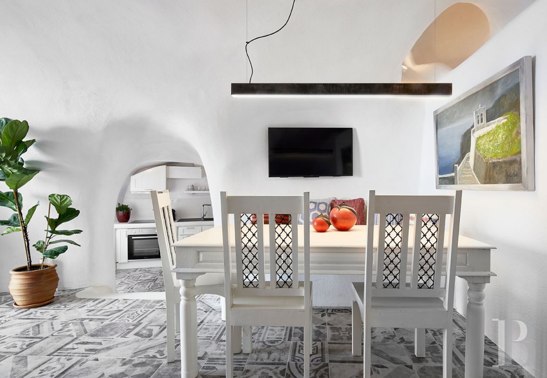 An immaculate troglodyte villa in the southwest of Santorini - photo  n°5