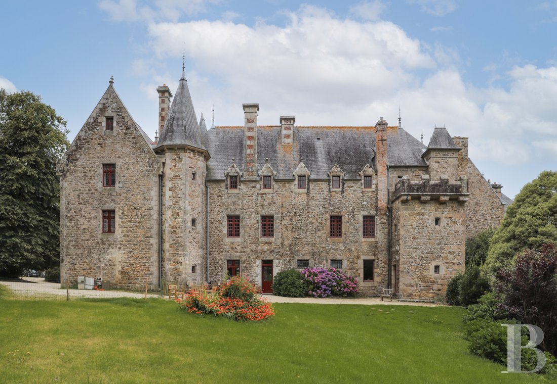 A stately chateau with a Romantic-inspired park in Lannion, in the Côtes d'Armor - photo  n°1