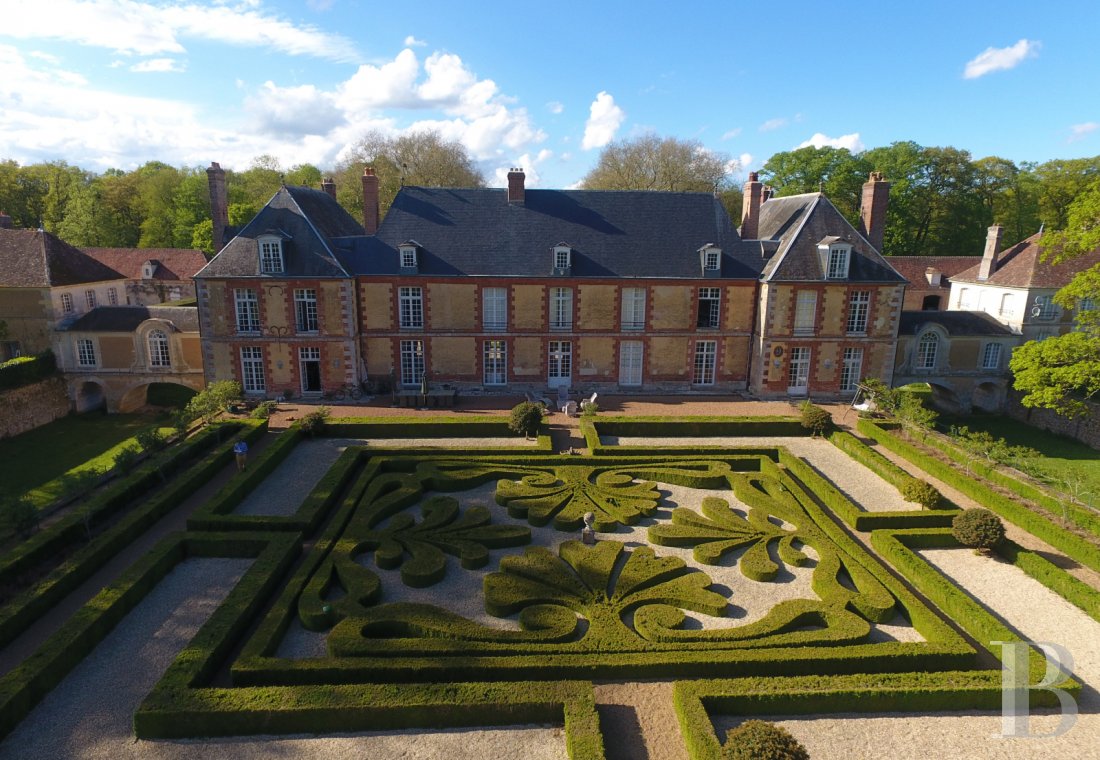 A stately 17th century chateau surrounded by gardens and expansive woods near Chartres - photo  n°3