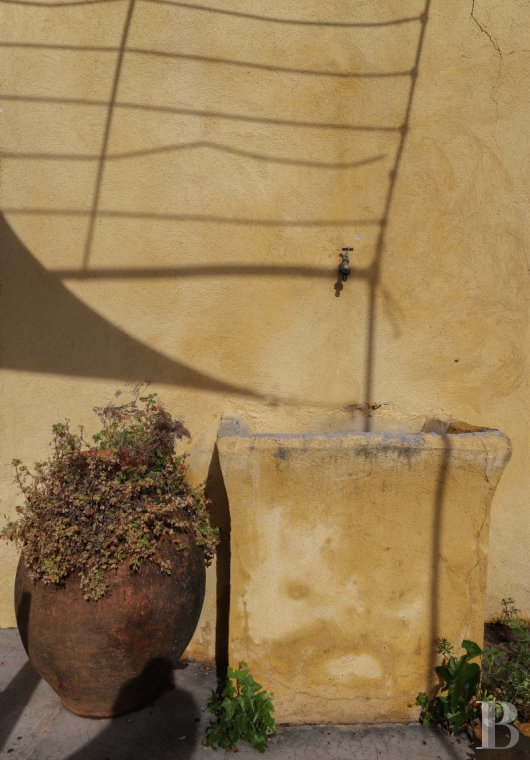 Character houses for sale - provence-cote-dazur - À Cotignac, dans le Moyen Var,  une maison de village avec un jardin planté d'oliviers