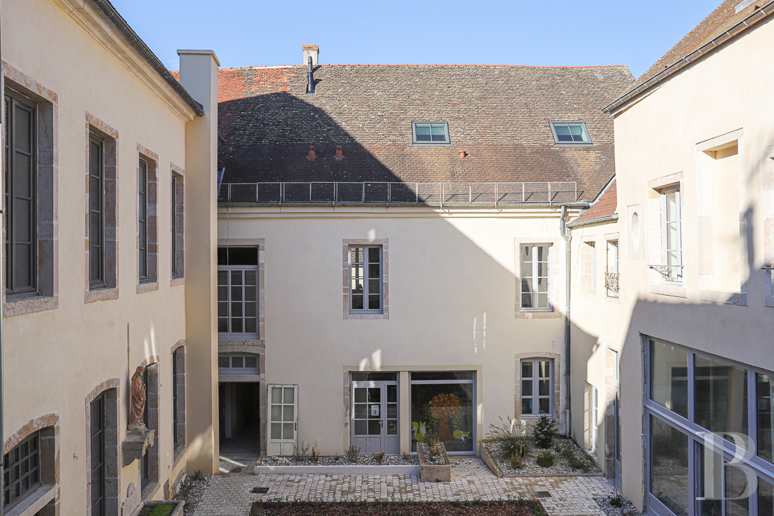 Mansion houses for sale in France in the historic centre of Burgundy’s