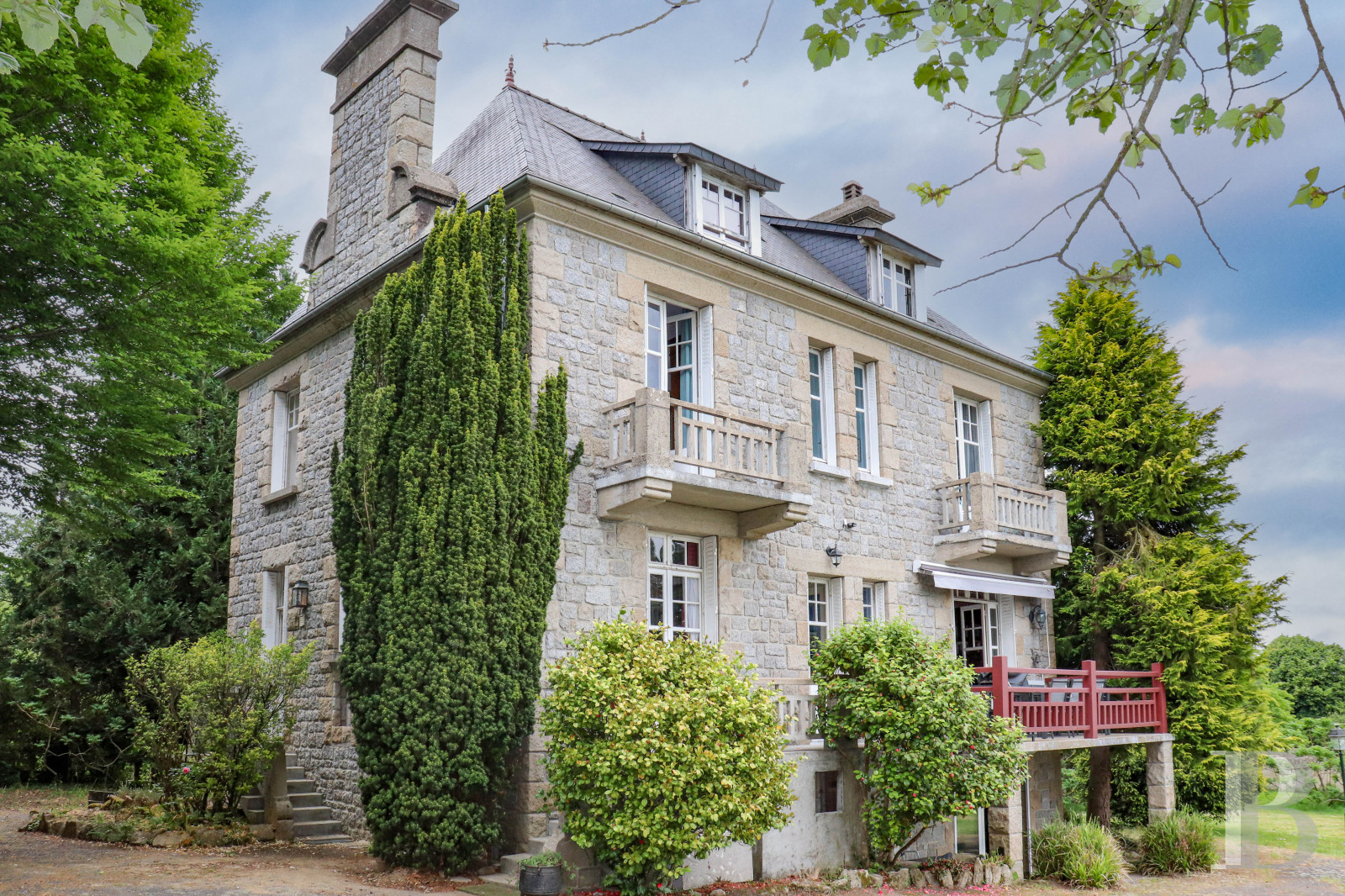 Character houses for sale in France near to Dinard and the banks of the
