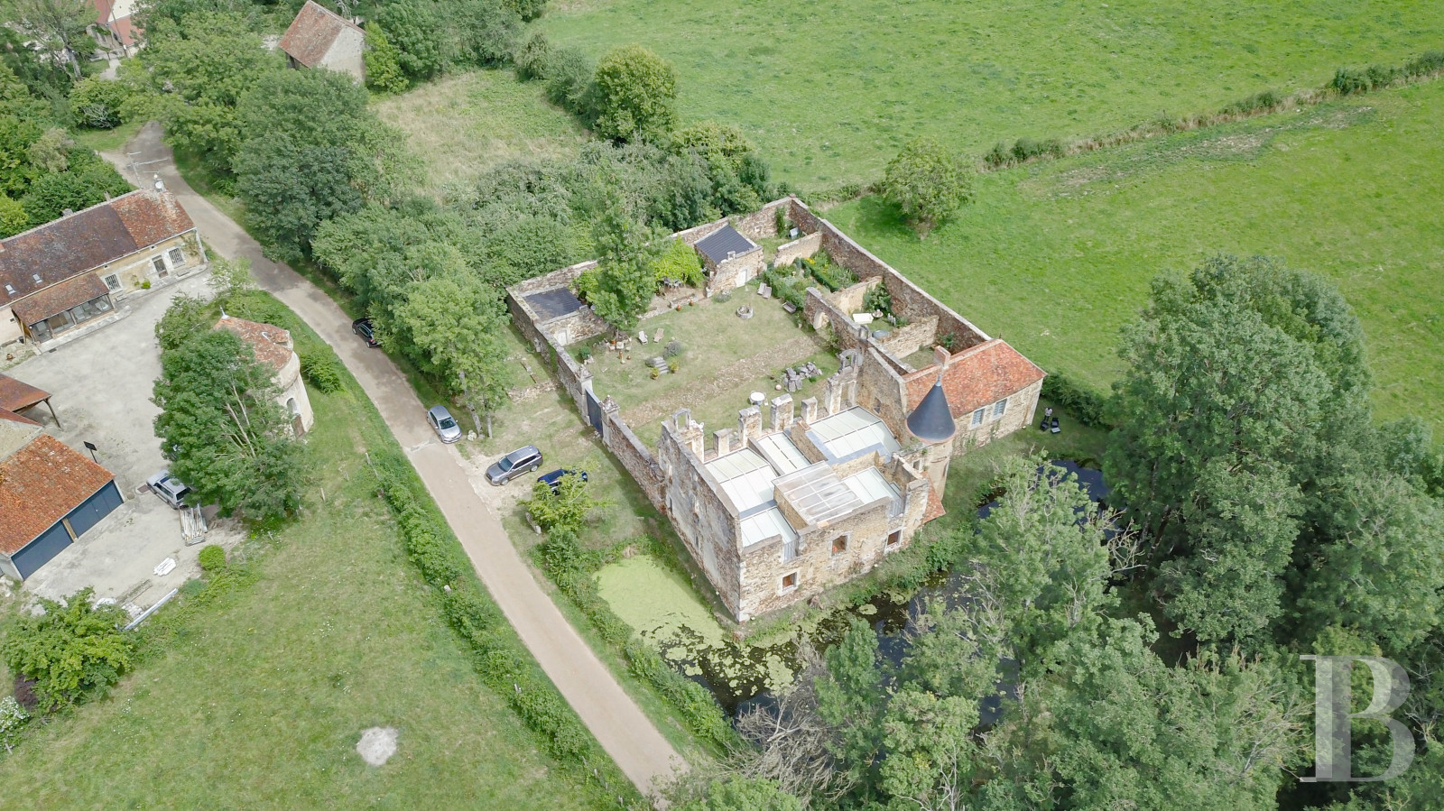 Castles / chateaux for sale in France in Burgundy, in the Puisaye region