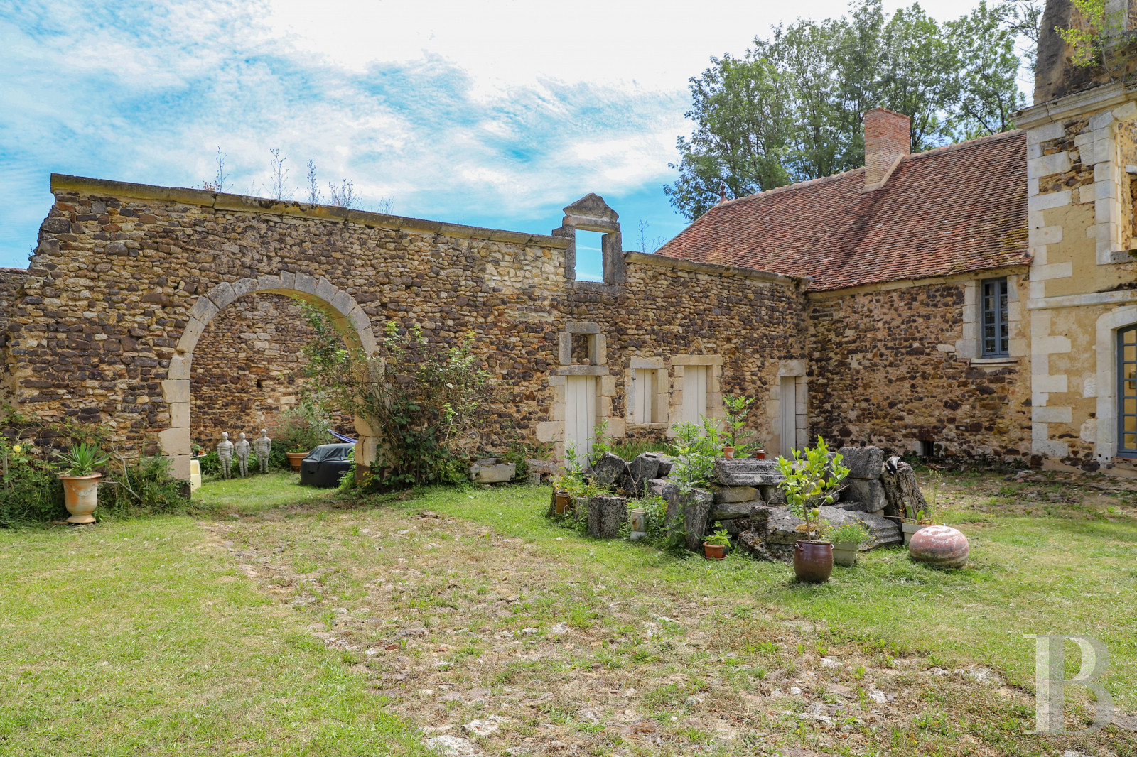 Castles / chateaux for sale in France in Burgundy, in the Puisaye region