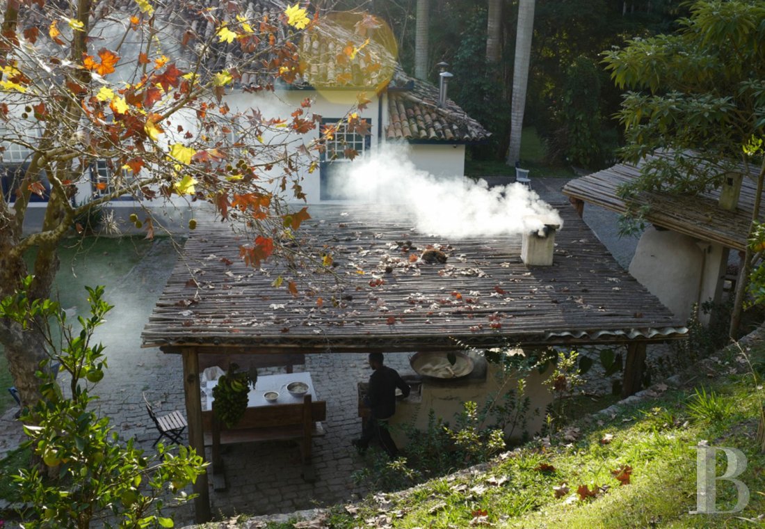 Stunning Artistic Self Sufficiency Retreats image