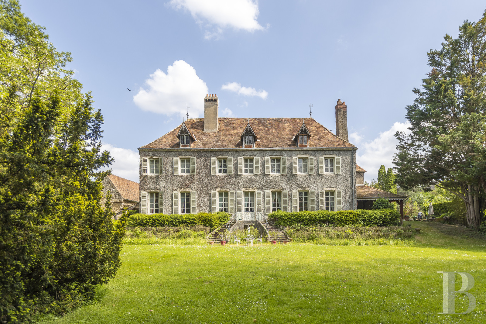 Residences for sale in France thirty minutes from Beaune
