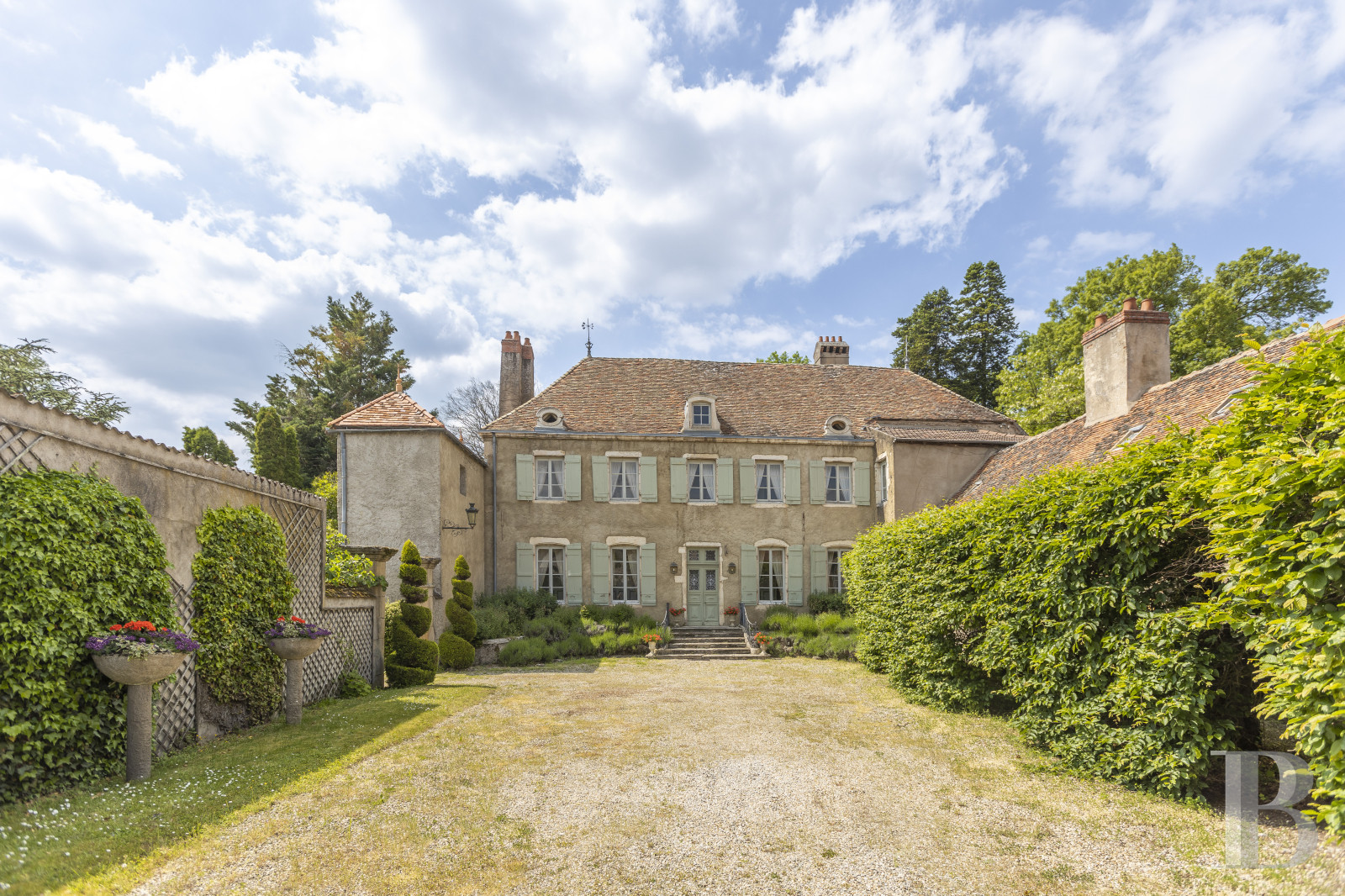 Residences for sale in France thirty minutes from Beaune