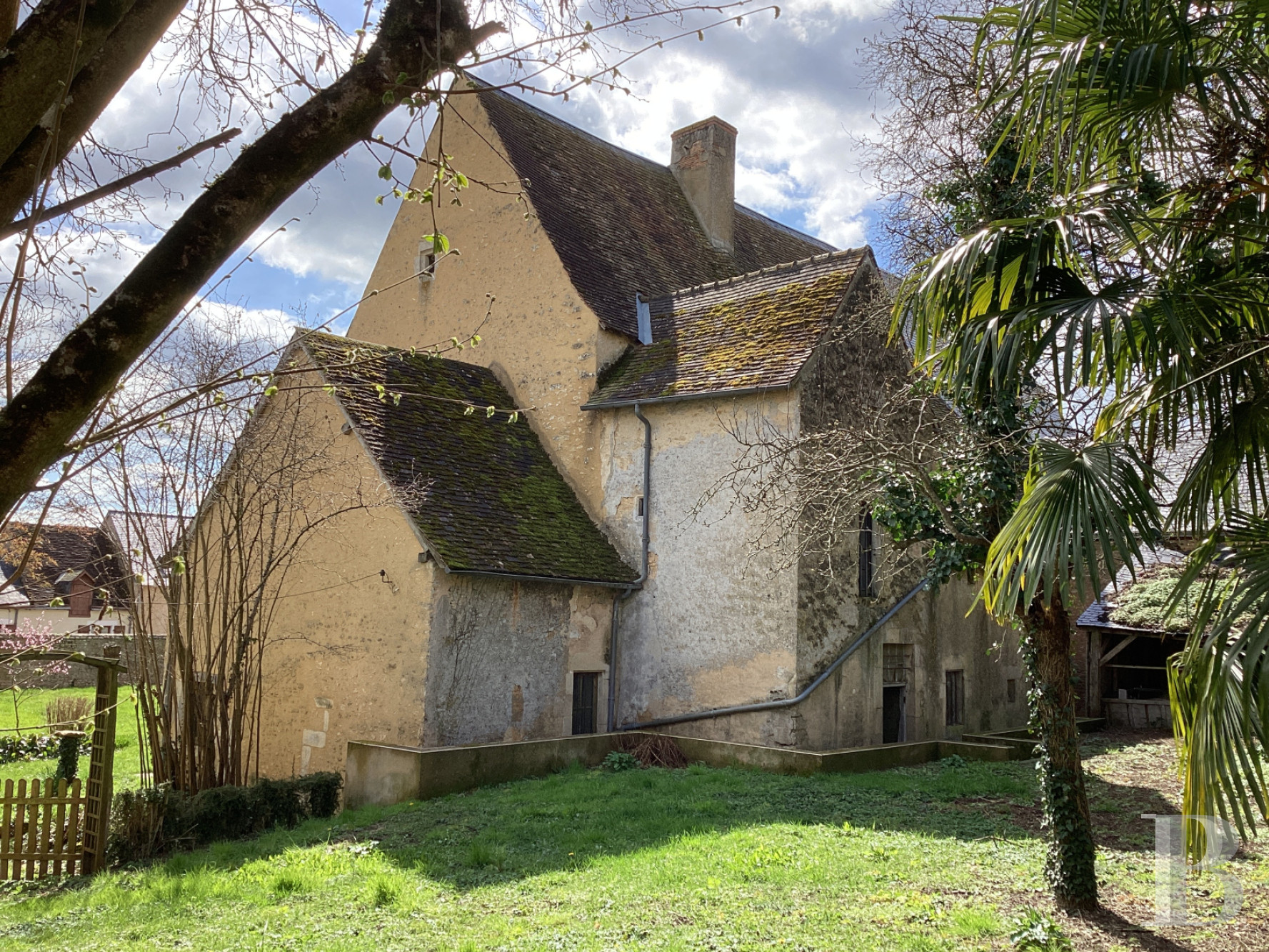 Character houses for sale near le Mans in France