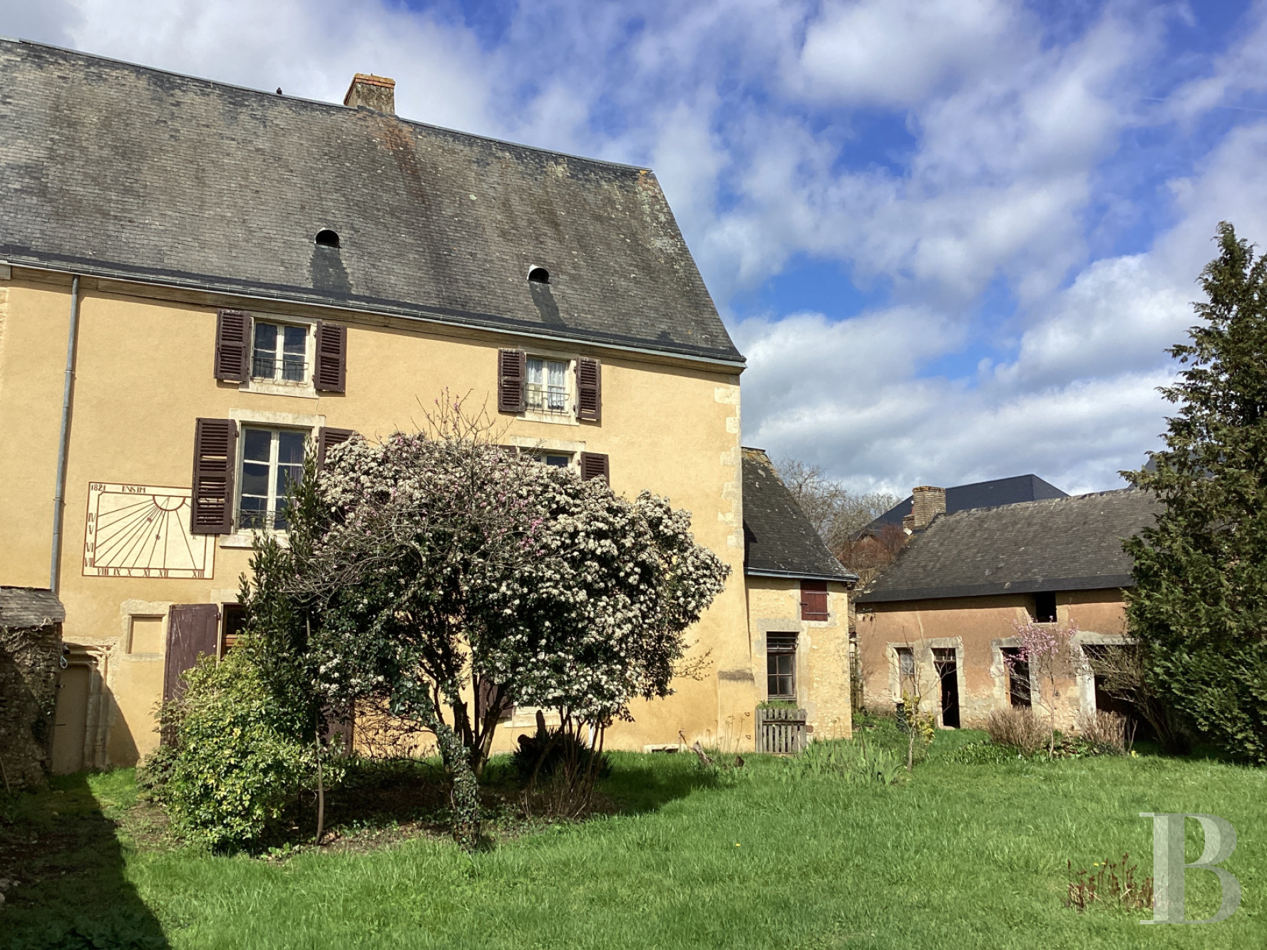 Character houses for sale near le Mans in France
