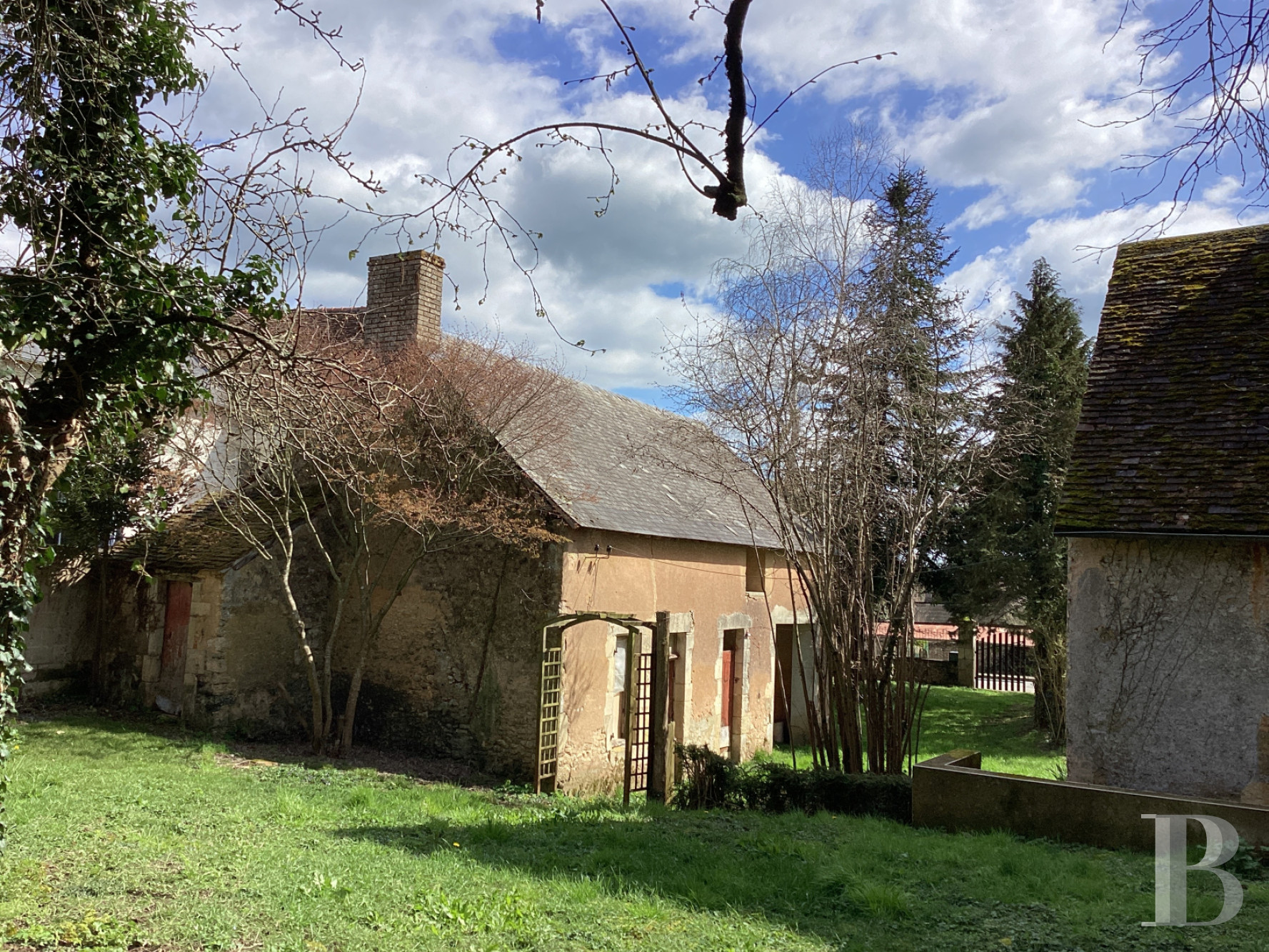 Character houses for sale near le Mans in France