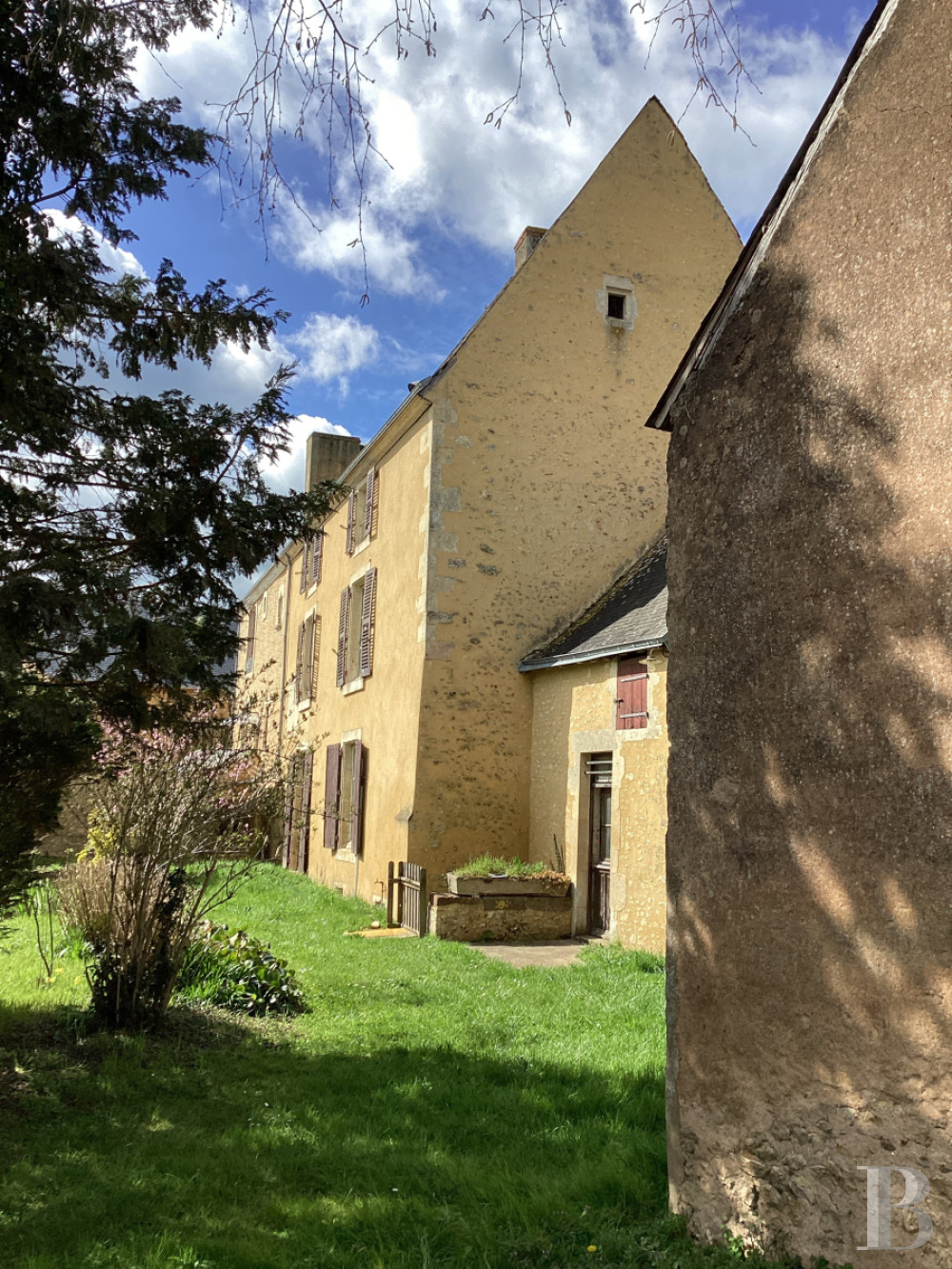 Character houses for sale near le Mans in France