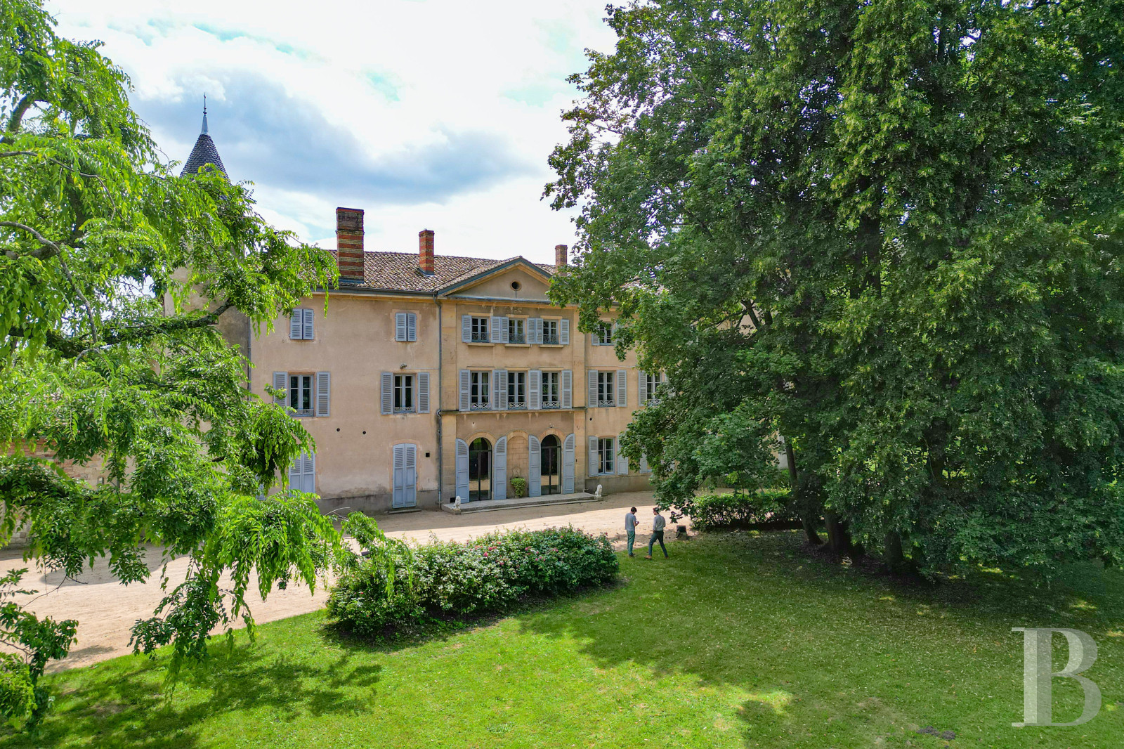 Castles / chateaux for sale in France between Lyon, Dijon and Geneva