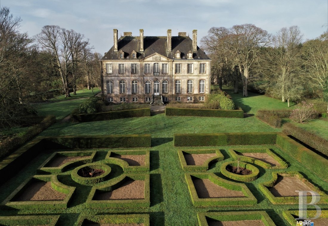 An 18th century chateau and its outbuildings spread across the heights of Val de Saire  in the Cotentin - photo  n°1