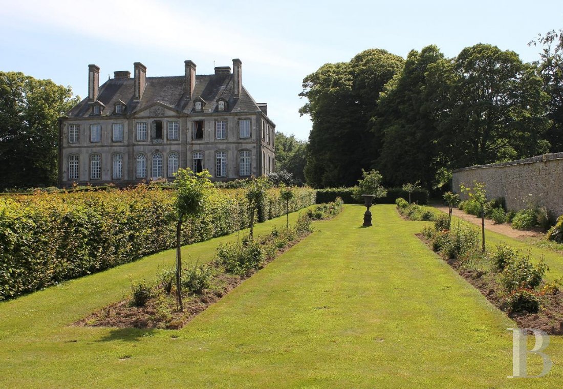 An 18th century chateau and its outbuildings spread across the heights of Val de Saire  in the Cotentin - photo  n°8