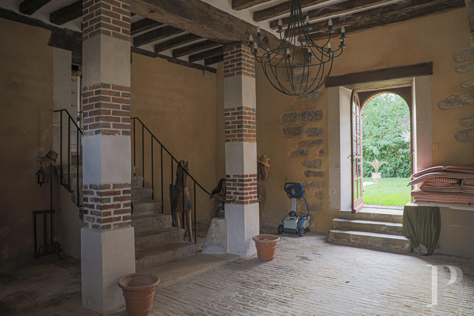 Castles / chateaux for sale in France burgundy near Sens and Joigny