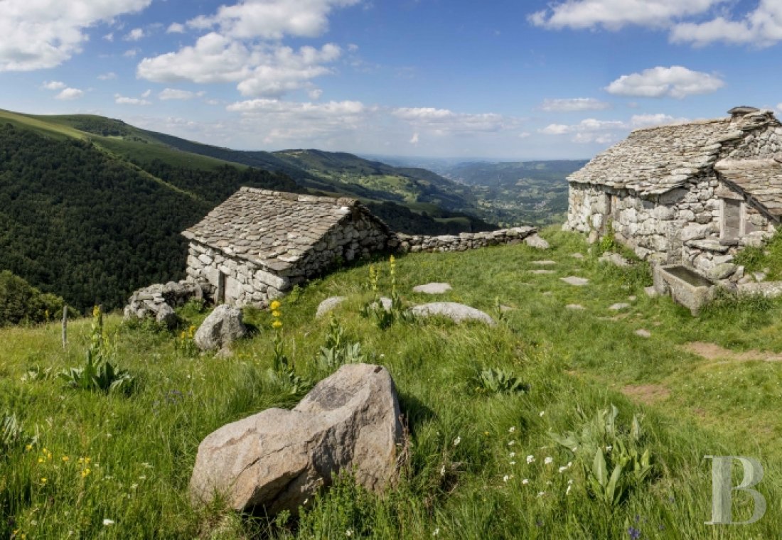 A buron transformed into a cottage surrounded by nature in the Auvergne Volcanoes Nature Reserve - photo  n°1