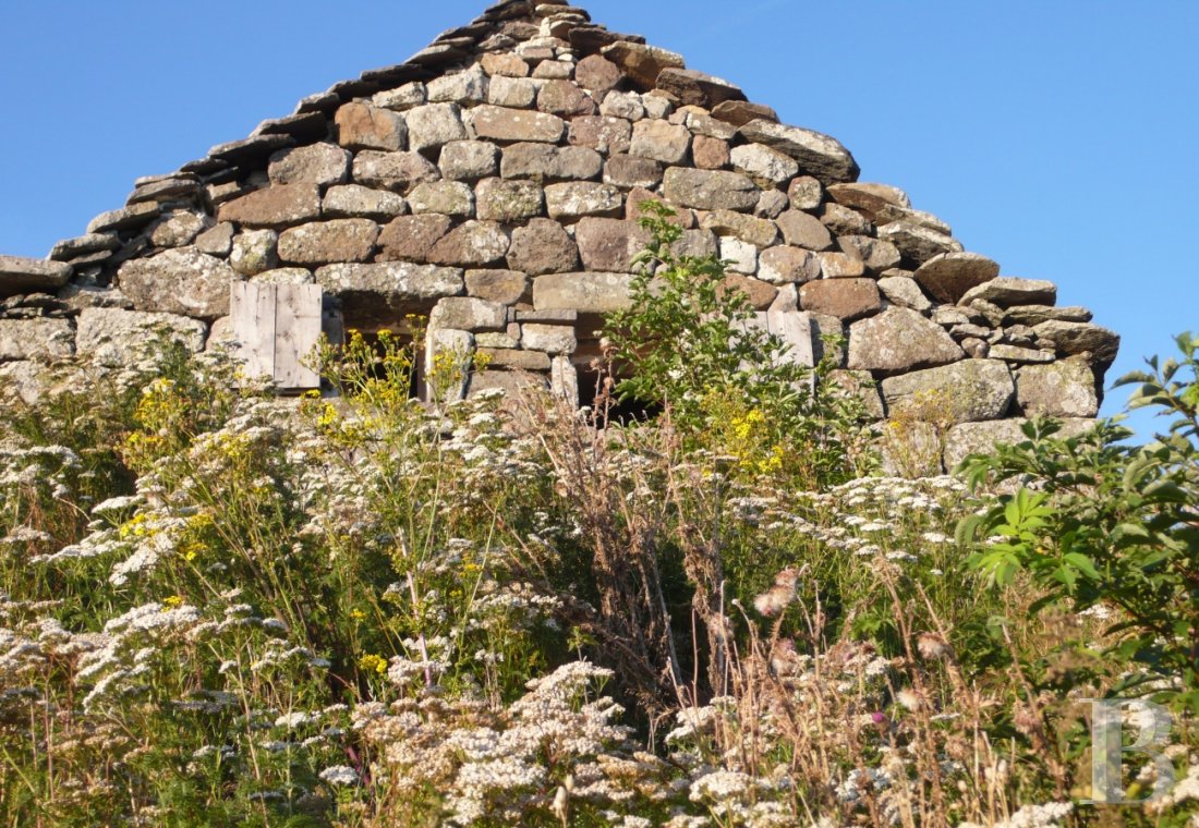 A buron transformed into a cottage surrounded by nature in the Auvergne Volcanoes Nature Reserve - photo  n°5