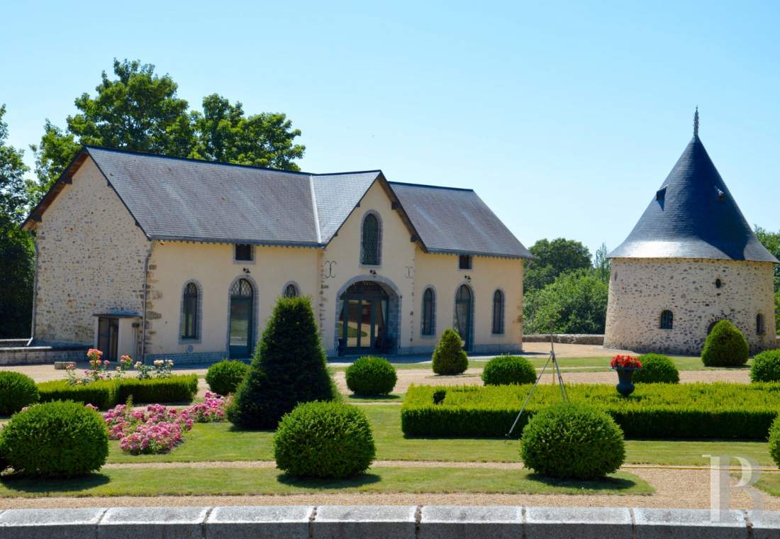 An elegant chateau with medieval origins in Mayenne, near Laval - photo  n°2