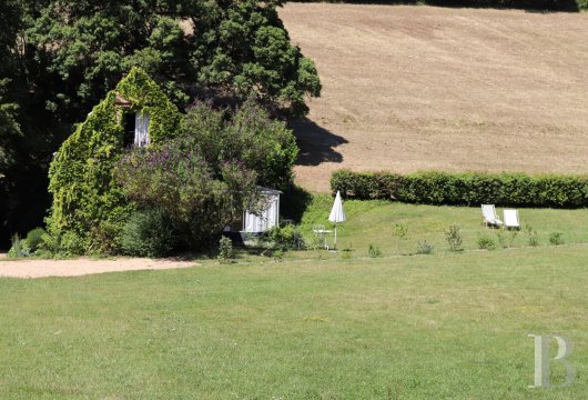 A artists' house with a cluster of small houses on the way to Le Mans - photo  n°13