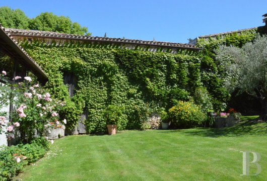character properties France aquitaine two houses - 21