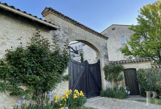 character properties France aquitaine two houses - 2
