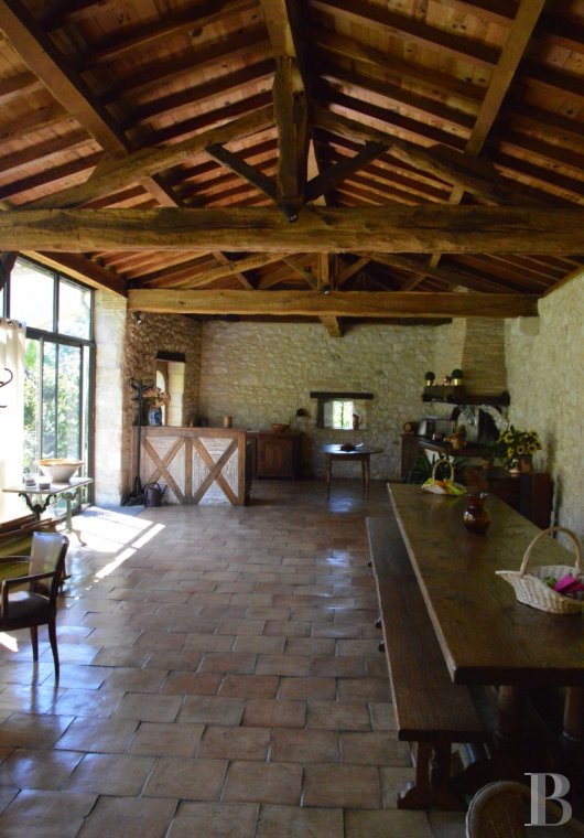 character properties France aquitaine two houses - 16