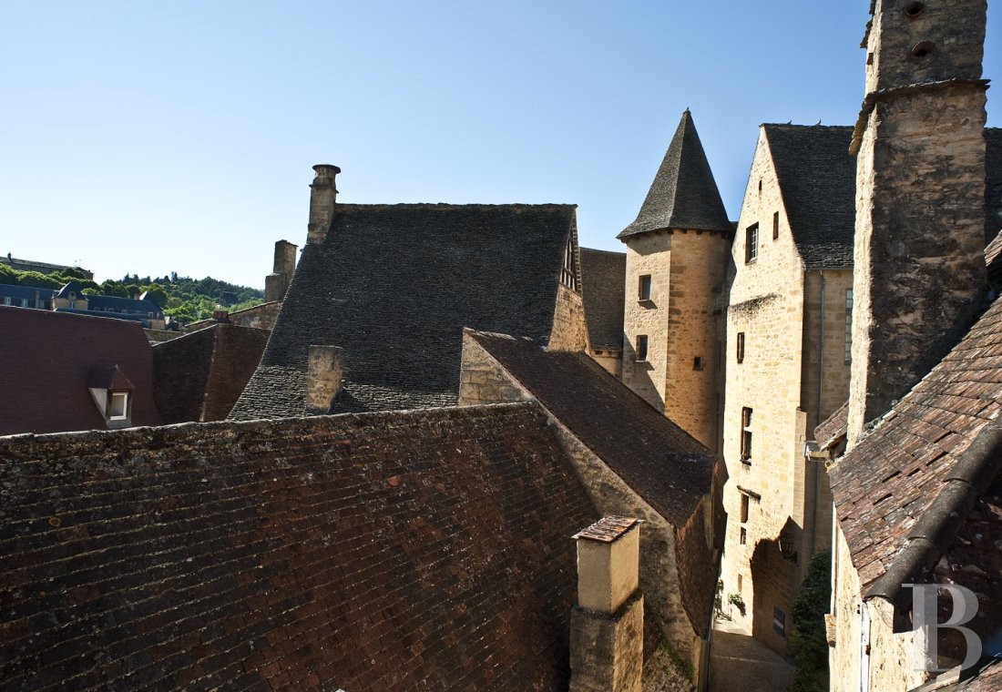 A former mansion with medieval origins now housing five bright suites in Sarlat - photo  n°1