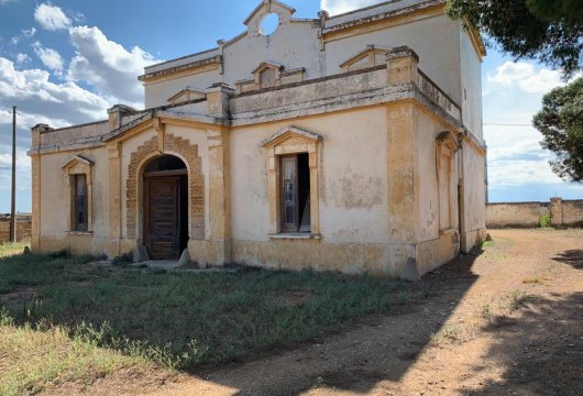 An authentic masseria farmhouse and its 2 hectares land on the outskirts of Nardò and the Regional Nature Park of Porto-Selvaggio