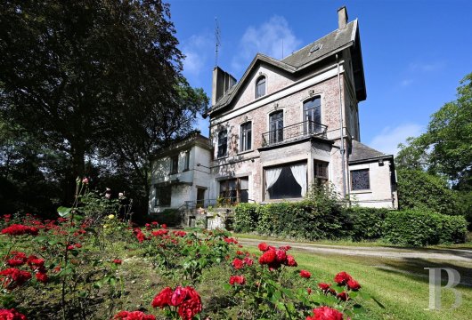 An elegant manor house, with its 8,000 m² of wooded parklands, in the area around Charleroi