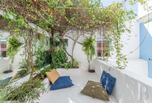 A renovated flat, with a terrace, in a quiet street near to the ramparts of Lisbon’s castle