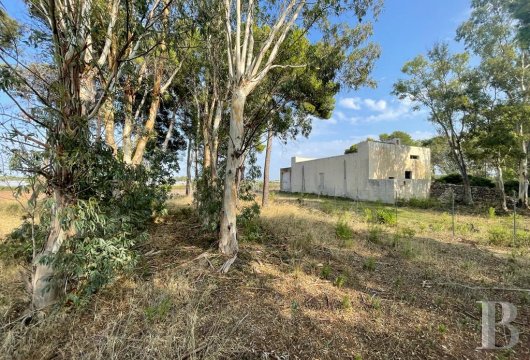 Awaiting renovation, a traditional masseria farmhouse, with a garden,  just a stone’s throw from Lido-Pizzo beach, near ...