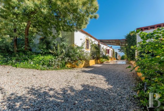 A 27 hectare estate and its residence in the vicinity of Vila Viçosa,  in the Alentejo region, in need of renovation