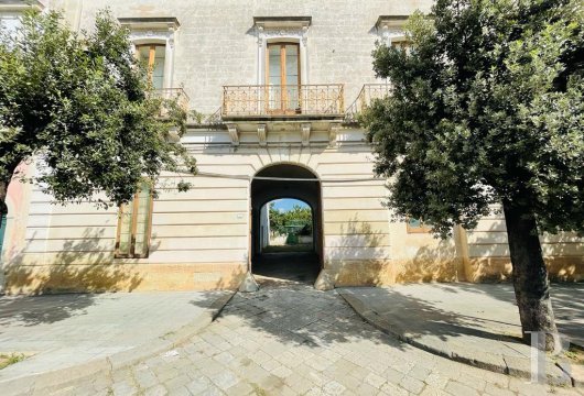 A palazzo in the city with a garden in Soleto, not far from Lecce