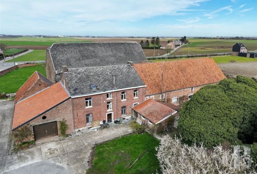 An 18th and 19th century farmhouse with a habitable floor area  of more than 370 m², between Huy and Waremme in Wallonia