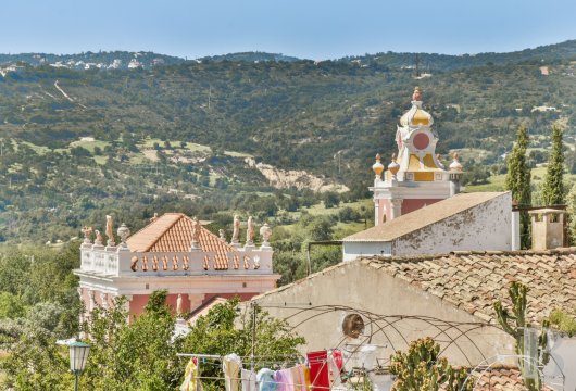 A 19th-century edifice to be renovated with 30 bedrooms and a 1,600m² garden, nestled in the historical centre of Estoi, ...