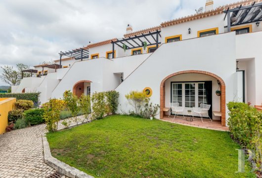 A three-bedroom house with a swimming pool in a commonhold edifice  near the Serra da Arrábida mountain range in Portugal