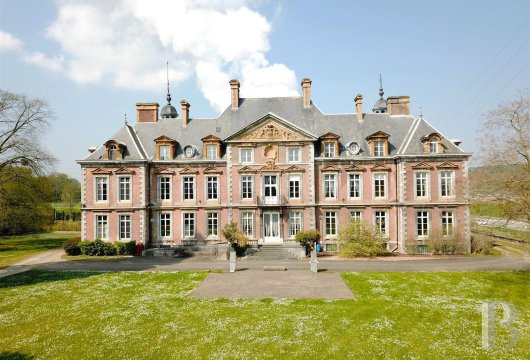 A castle from the 18th and 19th centuries with more than three hectares of grounds, tucked away in the River Meuse ...