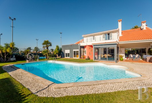 A villa with a swimming pool, a tennis court and a well-being space,  nestled in the town of Azeitão, just south of Lisbon