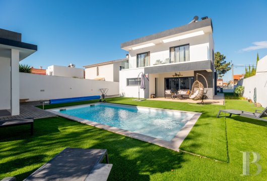 A contemporary villa with a swimming pool, nestled by the Arrábida natural park in Portugal’s Lisbon region
