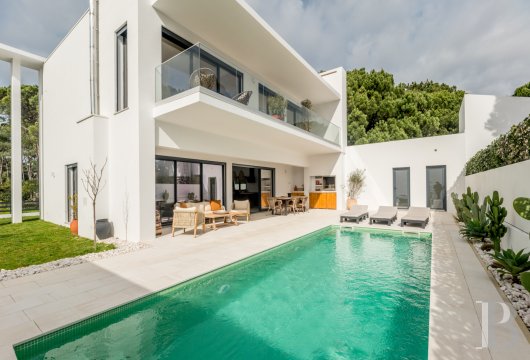 A villa with a swimming pool, nestled 10 minutes from beaches and close to the Lagoa de Albufeira, a Portuguese lagoon that ...