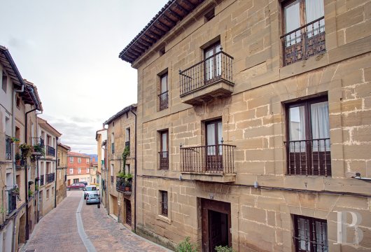 In La Rioja Alta, an exceptional residence dating from 1798 with Baroque features, combining preserved heritage and modern ...