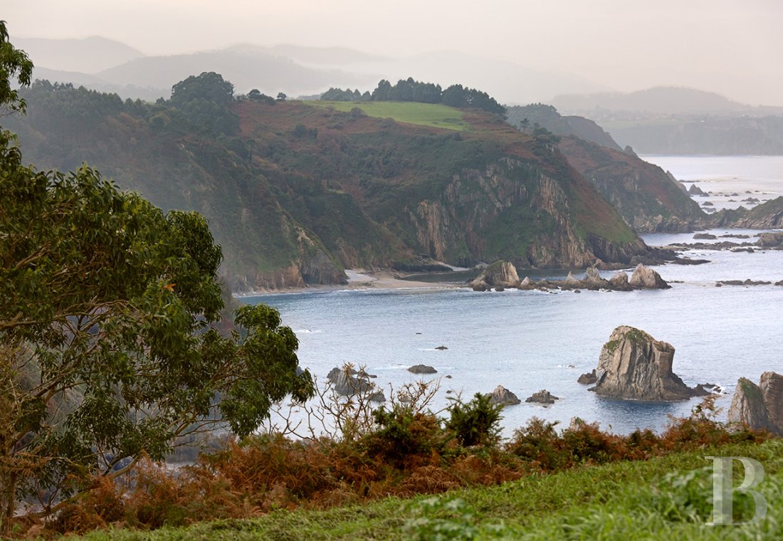 In Asturias,<br/>an exceptional residence on the cliffs of the Cantabrian Sea, offering a breathtaking marine panorama 