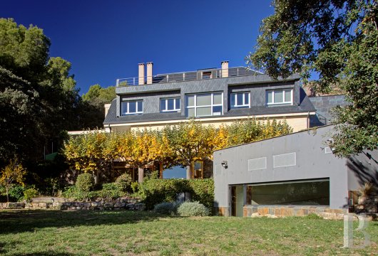 In Catalonia, an elegant contemporary villa of around 965m², its garden and swimming pool