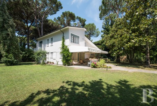 In the heart of Versilia, a 300m² villa with its own pool and landscaped grounds.